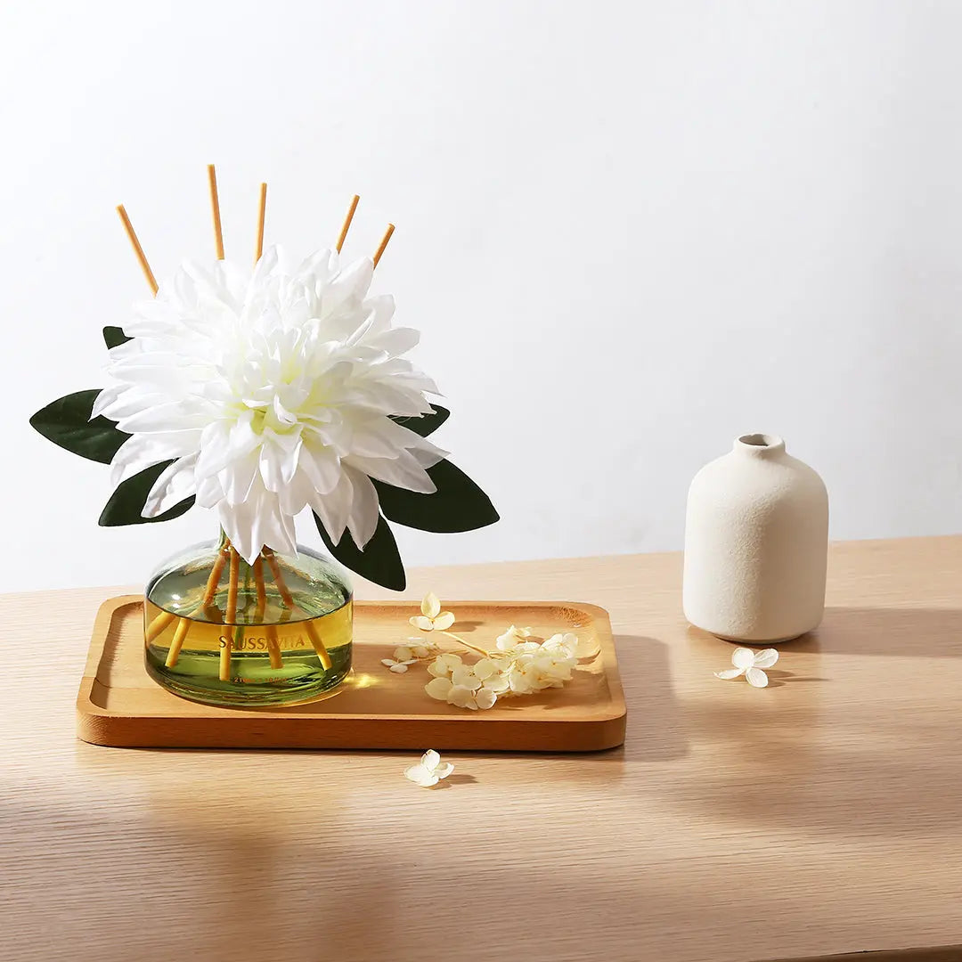 SAUSSAVITA alcohol-free reed diffuser with white flower on wooden tray